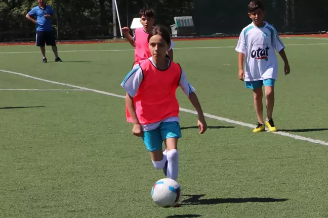 Havza'da yaz futbol okulunun tek kız öğrencisinin hedefi milli takım