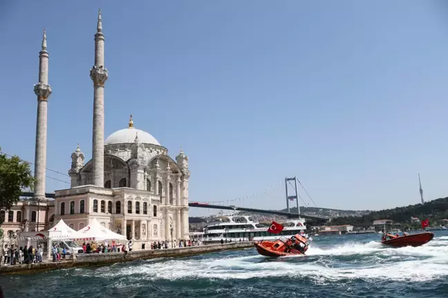 Kıyı Emniyeti Genel Müdürlüğünden İstanbul Boğazı'nda saygı seyri