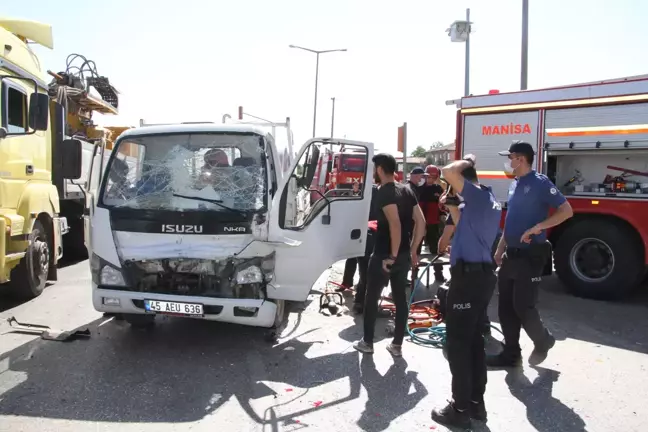 Manisa'da 2 kamyonet ve 1 tırın çarpıştığı kazada 3 kişi yaralandı