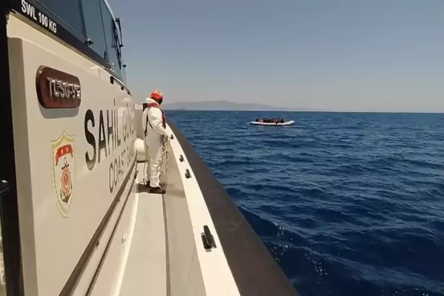 İzmir açıklarında farklı zamanlarda lastik botta bulunan 68 düzensiz göçmen kurtarıldı