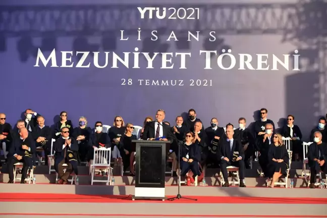 Turkcell Genel Müdürü Erkan, Yıldız Teknik Üniversitesi'nde yeni mezunlarla bir araya geldi