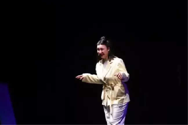 Komedyen Sakallıoğlu'ndan tek kişilik performans