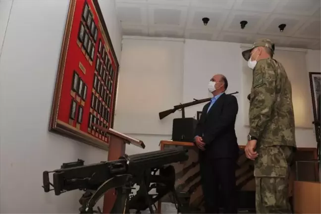 Topçu ve Füze Okulu Komutanlığında Yangın Çıkarmaya Çalışan Şahsı Yakalayan Emekli Alb. Mehmet Bilgiç'e Plaket Takdim Edildi
