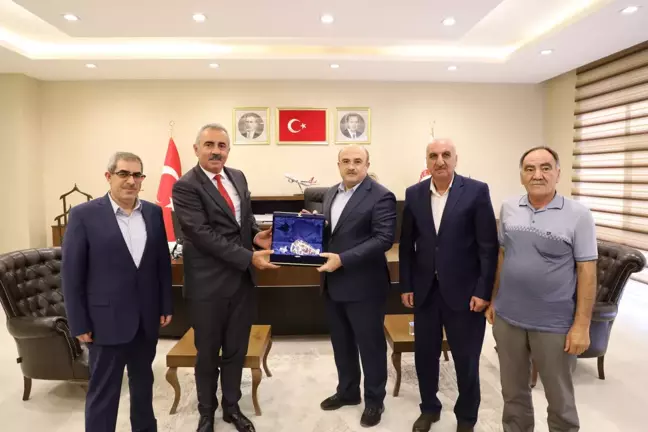Hizmet-İş Sendikasından Nizip Belediye Başkanı Sarı'ya plaket