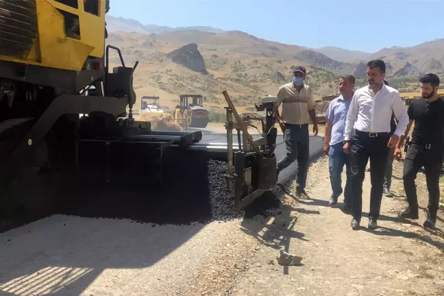 Çatak Belediye Başkanı Şeylan, yeni yapılan yoldaki asfalt çalışmalarını inceledi