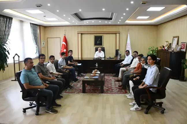 Kahramanmaraş'ta roket üreten öğrenciler İl Milli Eğitim Müdürü Yılmaz'ı ziyaret etti