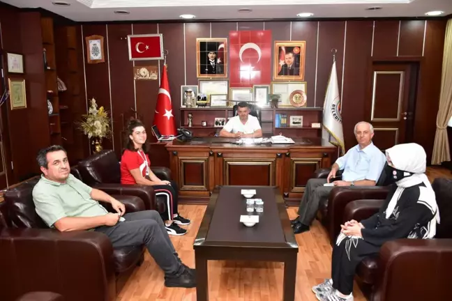 Milli sporcu Aydan Demiröz'den Karasu Belediye Başkanı Sarı'ya ziyaret