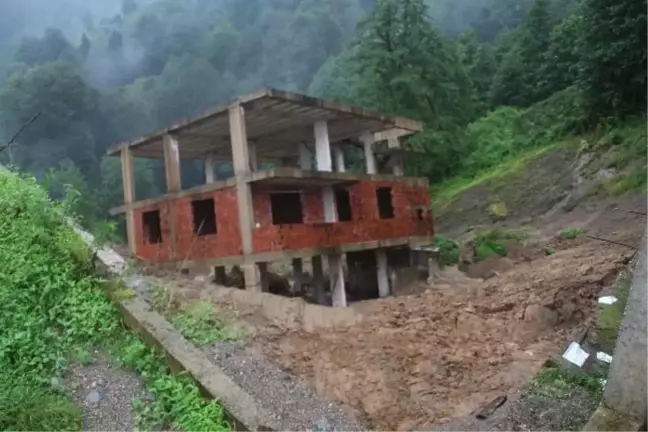 Rize'de 'oturulamaz' raporlu ev inşaatı, heyelanda bu kez 30 metre kaydı (2)