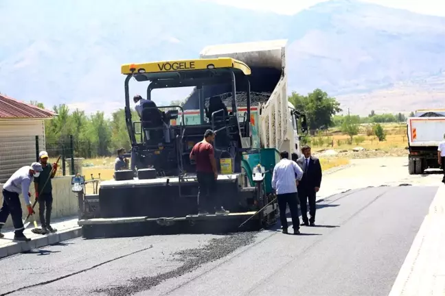 Sıcak asfalt çalışmaları devam ediyor