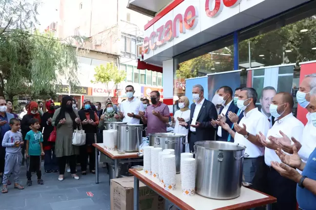 Niğde'de AK Parti tarafından vatandaşlara aşure ikram edildi