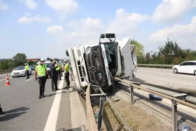 Kocaeli'de kamyon refüje devrildi: 2 yaralı
