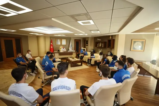 Başkan Büyükakın, Kağıtspor'un şampiyon sporcularını ağırladı