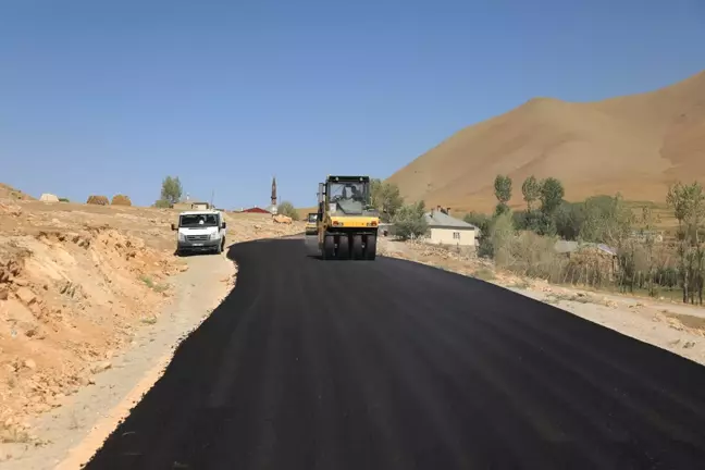 Gürpınar'da asfalt çalışması