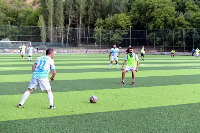 Çatak'ta sağlık çalışanlarına destek için dostluk maçı düzenledi