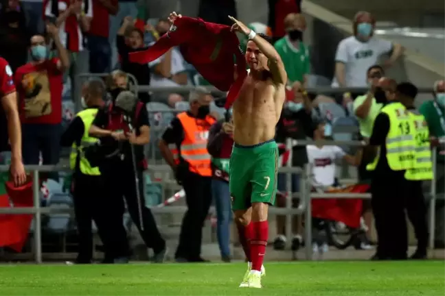 Ronaldo, 'milli formayla en çok gol atan erkek oyuncu' rekorunu kırdı