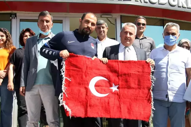 Paralimpik Okçuluk Milli Takımı Teknik Direktörü Hancı, Erzurum'da çiçeklerle karşılandı