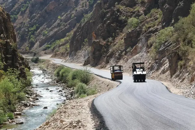 Van Büyükşehir, Çatak'ta 37 yerleşim yerinin 50 yıllık yol sorununu çözdü