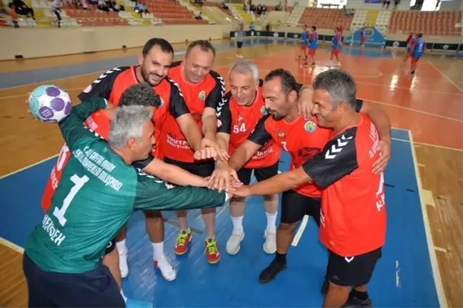 Son dakika... Hentbolun duayenleri Sakarya'da Şehit Ali Gaffar Okkan anısına düzenlenen turnuvada buluştu