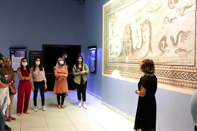 Gaziantep Zeugma Mozaik Müzesi'nde yürütülen çalışmalara katılan genç gönüllüler, hem müzeciliği öğreniyor hem de deneyim kazanıyor