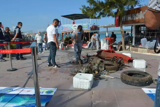 Ayvalık'ta 1 saatlik deniz temizliğinden çıkan atıklar sergilendi