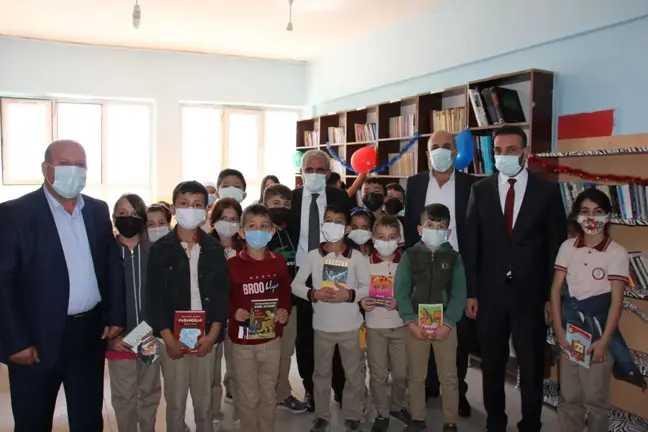 Son dakika haberi... Şehit eşinin adını Hakkari'deki okulun kütüphanesinde yaşatacak