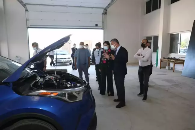 ÇÜ Rektörü Tuncel'den otomotiv mühendisliği bölümüne ziyaret