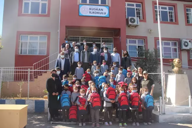 Gülnar'da 50 öğrenciye çanta hediye edildi