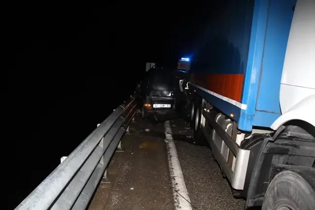 Tır ile bariyer arasına sıkışarak hurdaya dönen hafif ticari otomobilden sağ çıktılar