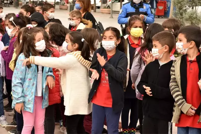 Vali Işık Deprem Anını Öğrencilerle Birlikte Yaşadı