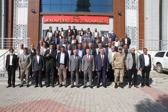 Malazgirt Kaymakamı Demirer, muhtarlarla bir araya geldi