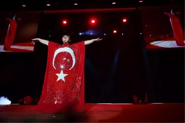 'Uluslararası Denizli Cam Bienali'nde cam giysi defilesine yoğun ilgi