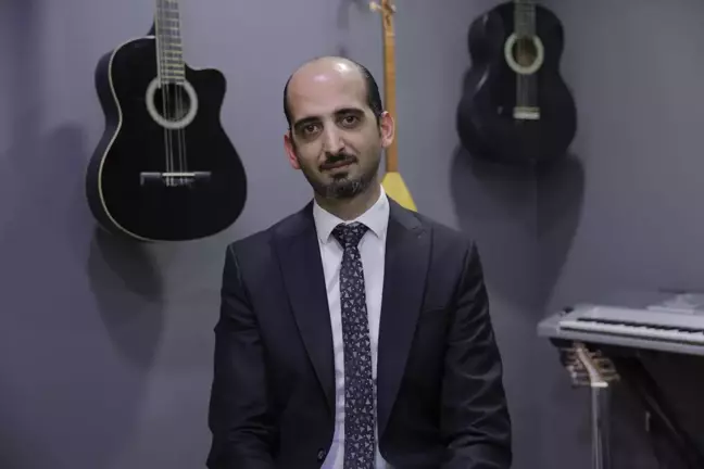 Türkiye'ye sığınan Suriyeli müzisyen, müziğin diliyle halklar arasındaki engellerin yıkılabileceğine inanıyor