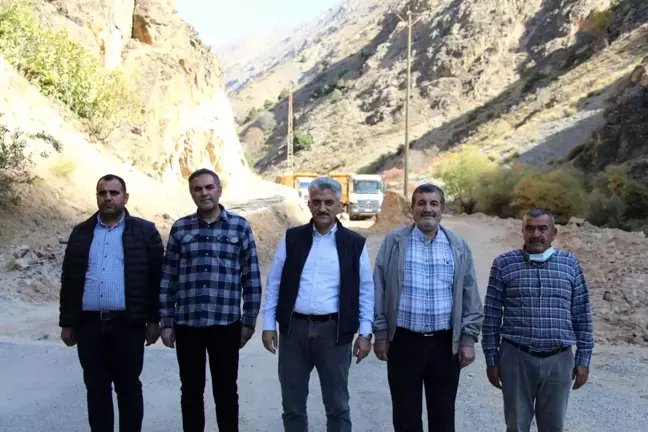 Sayın Valimiz Mehmet Makas, Kemaliye ilçesi Başbağlar grup yolunda yol genişletme çalışmalarını inceledi.