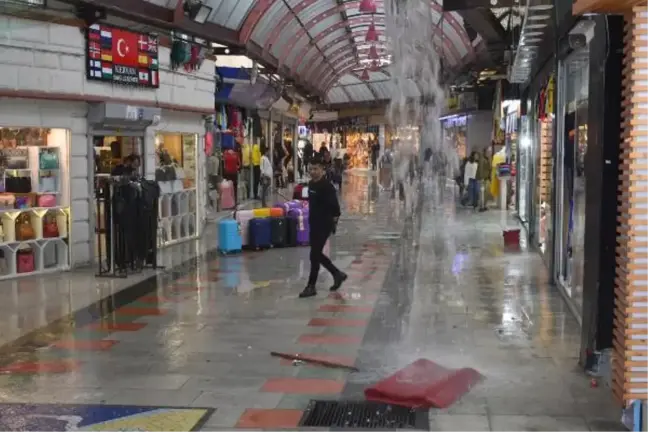 Marmaris'te sağanak; Kapalı Çarşı'yı su bastı