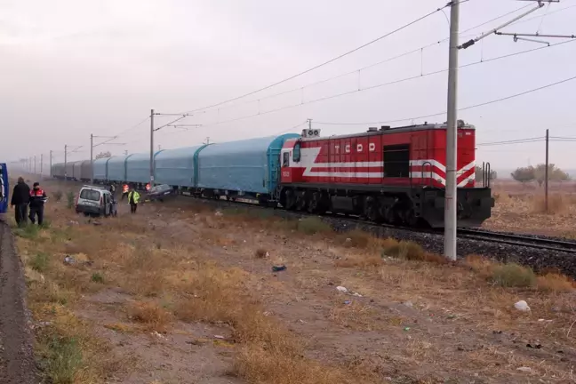 Kayseri'de hafif ticari araçla çarpışan otomobildeki 4 kişi yaralandı