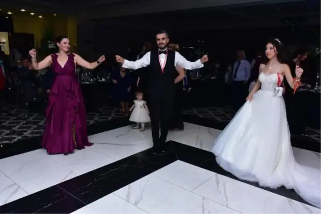 Oyuncu Aslıhan Gürbüz, kardeşinin düğününde oynadı
