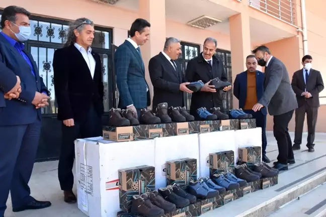 Malatya'da ihtiyaç sahibi öğrencilere bot yardımı yapıldı