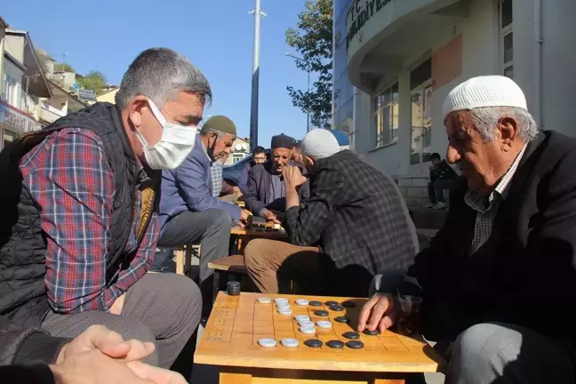 Kulp'ta açık alanda dama turnuvası yapıldı