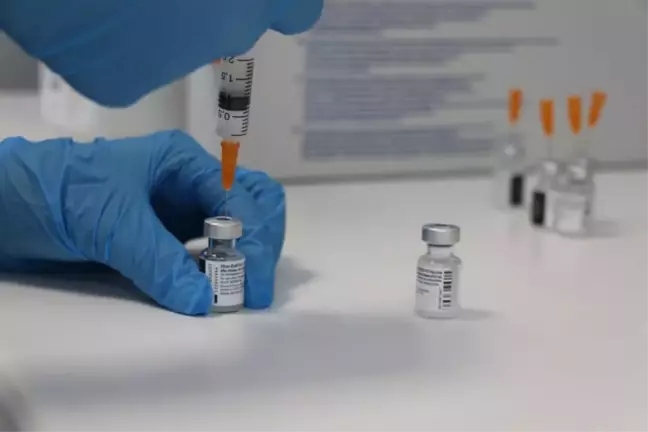 FDA, ABD'deki 18 yaş ve üzeri tüm yetişkinler için 3'üncü doz aşıya onay verdi