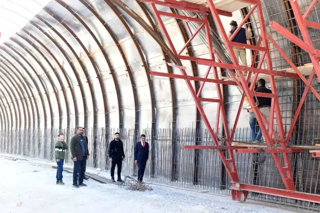 Çatak Belediye Başkanı Şeylan, çığ tüneli inşaatında inceleme yaptı