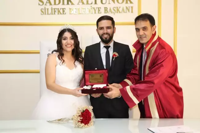 Mersin'de öğretmen çift, Öğretmenler Günü'nde evlendi