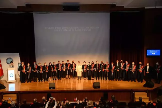 Başarılı akademik ve idari personel ödüllendirildi