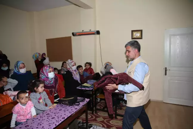 Diyarbakır'da Kuran kursu öğrencilerine giyim yardımı