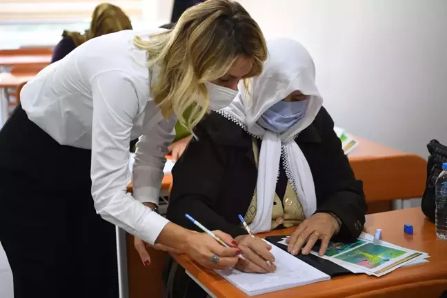 Beylikdüzü Belediyesi'nde Okuma Yazma Kursu'nda yeni eğitim dönemi başladı