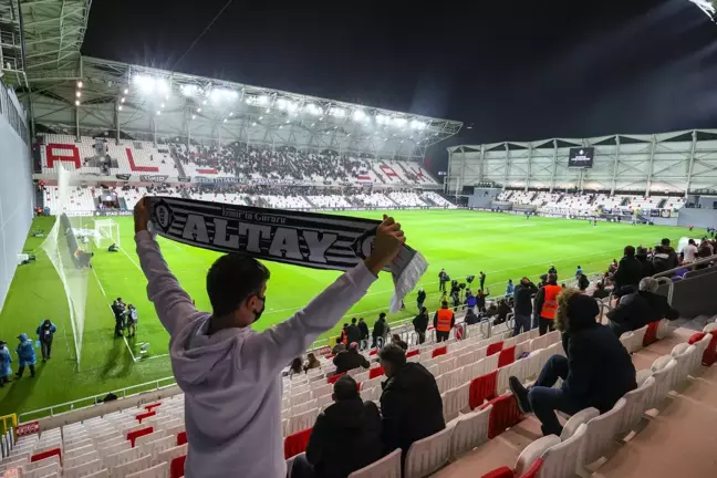 Alsancak Mustafa Denizli Stadı futbolseverlerle tekrar buluştu