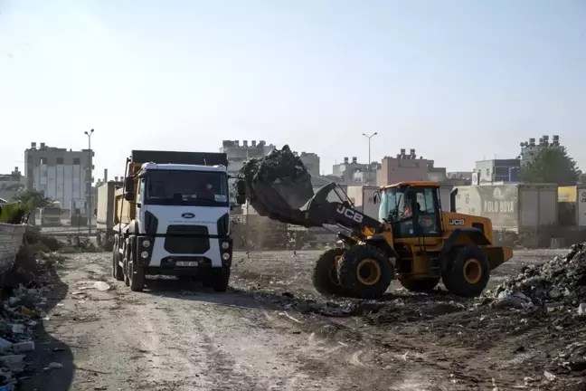 Mersin Büyükşehir, Sorumluluk Alanında Olmayan Bölgeyi İtinayla Temizliyor