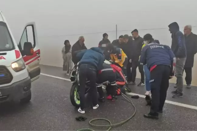 Son dakika... AYAĞI, DEVRİLEN MOTOSİKLETİN JANTINA SIKIŞAN SÜRÜCÜYÜ İTFAİYECİLER KURTARDI