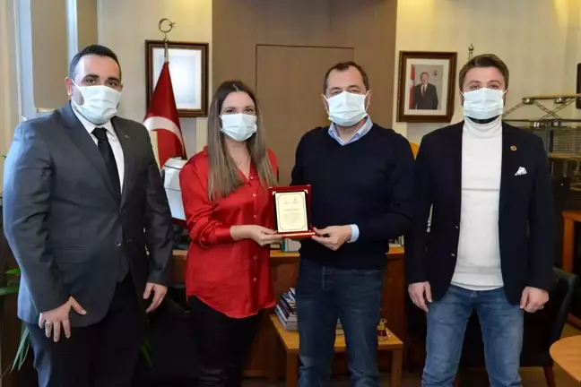 Dr. Miray Özden'e Süleymanpaşa Belediye Başkanı Cüneyt YÜKSEL tarafından teşekkür plaketi verildi. Yeni