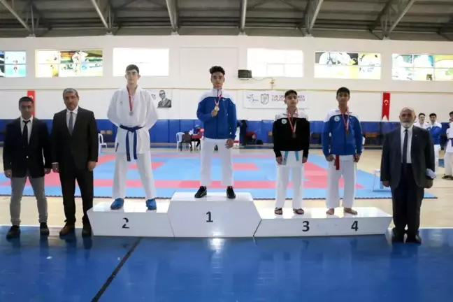 Dereceye giren karatecilere madalya verildi