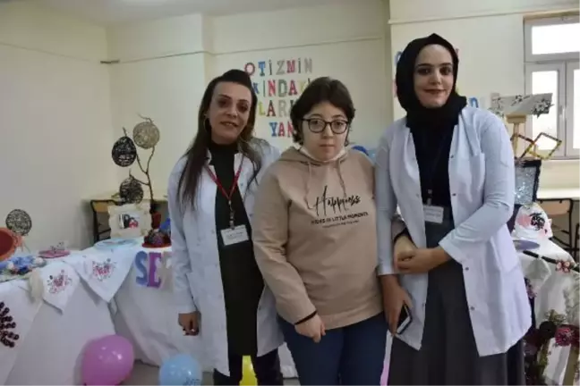 OTİZMLİ HİLAL NUR, İLK KİŞİSEL SERGİSİNİ AÇTI